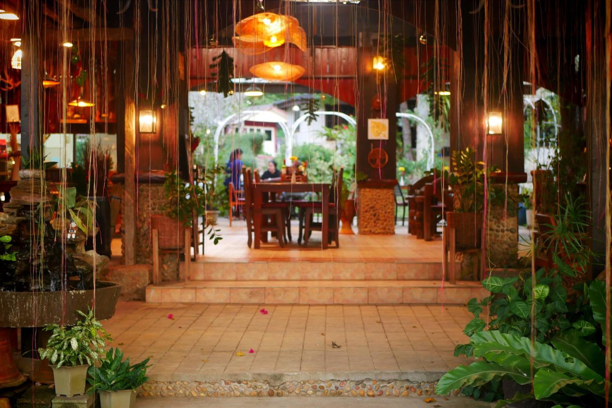 Big Elk Steak House - Homestay Trat Exteriör bild